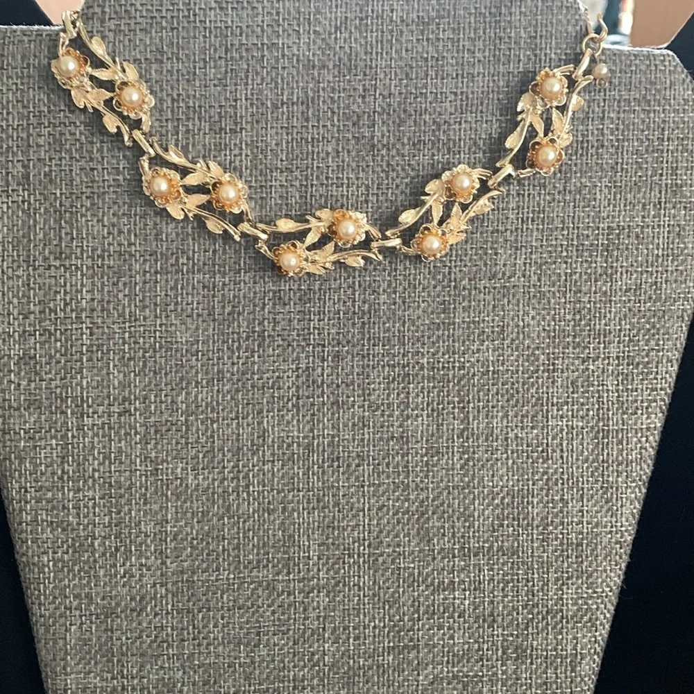 Two faux pearl necklaces - 1 vint goldtone‎ floral 13” & 1 silvertone modern 18” - Picture 6 of 8